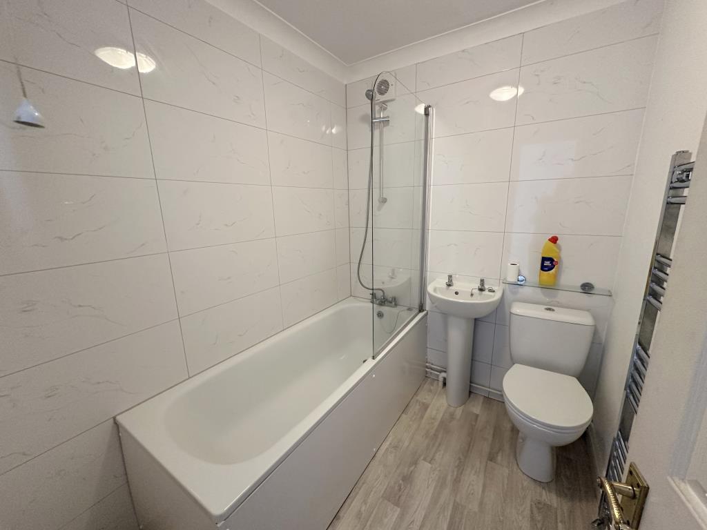 Lot: 73 - MIXED COMMERCIAL AND RESIDENTIAL UNIT FOR INVESTMENT - Flat Bathroom